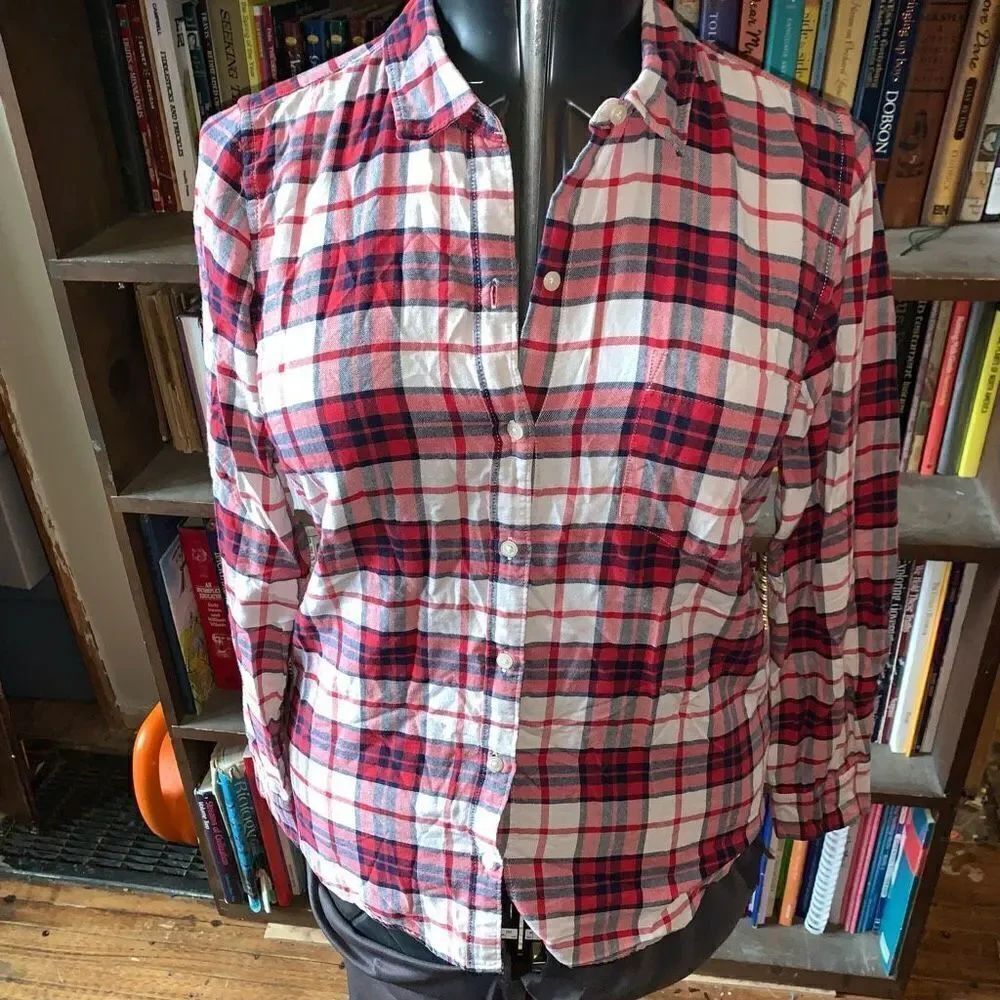 Gap S fitted boyfriend red plaid flannel button down shirt